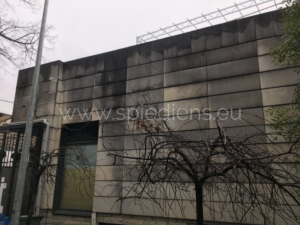 До очистки фасада - грязная стена здания